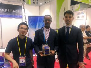 出会い:第7回アフリカ開発会議(TICAD7)|2019年、横浜 2019年、横浜で開催された第7回アフリカ開発会議(TICAD7)の会場にて、Double Feather Partners代表の武藤康平氏とBlack Samurai Coffeeのカミール・オルビッソが出会う場面